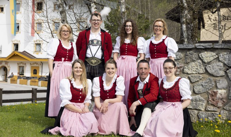 hinten v.l.n.r.: Silvia Rödlach (Bantl), Alexander Kluckner-Markt (Bargeler), Alina Kirchebner, Marion Neuner (Melcher); vorne v.l.n.r.: Barbara Wehinger (Kössler), Martina Nairz (Lippen), Robert Wackerle (Tschaper) und Christina Ripfl (Schweizer)