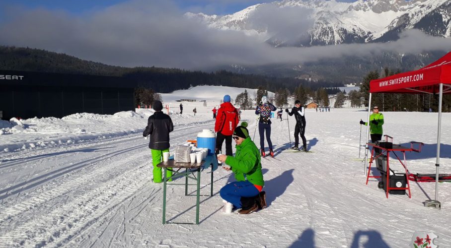 Anfeuern bei Kaiserwetter: Labestation beim Kaiser Maximilian Lauf