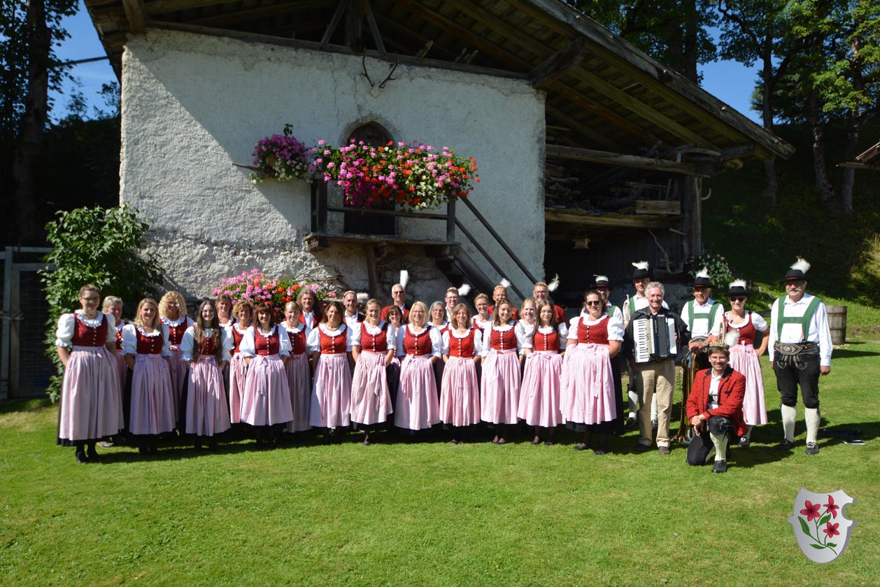 Feldmesse beim Mugger God'n mit den Steinröslern, einer Bläsergruppe und Akkordeonist Gösta Müller